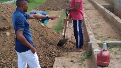 Vereador Popay visita reforma de campo de futebol da cidade de Emas