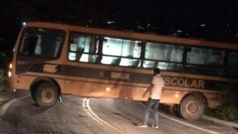 Motorista evita tragédia após ônibus que transportava estudantes apresentar falha mecânica enquanto descia a Serra do Teixeira