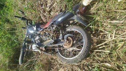 Homem fica ferido após colidir moto com ambulância, no Vale do Piancó