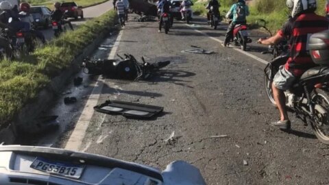 Carreta perde freio e sai arrastando vários veículos na BR-230