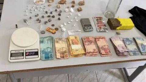 PM prende suspeito de tráfico e apreende drogas, moto e dinheiro, no Vale do Piancó