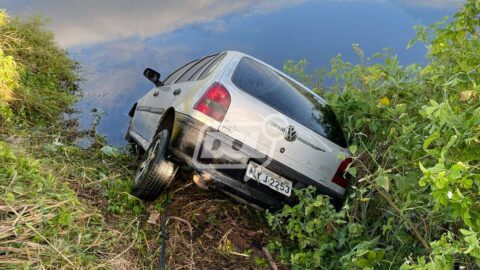 Motorista morre após carro cai em açude, em Itaporanga