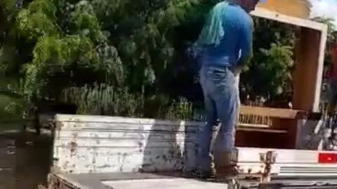 Mulher é retirada após ação de despejo na Zona Rural de Catingueira