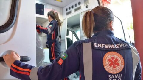 Equipes do SAMU são aplaudidas após reverter parada cardíaca de homem que estava em transporte alternativo, em Patos