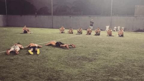 Polícia interrompe jogo de futebol e encontra armas e drogas, na PB