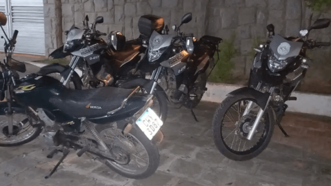 Polícia Militar recupera motocicleta logo após ser roubada, em Patos