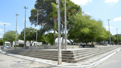 Delinquentes fazem arrastão e roubam celulares de adolescente na Praça do CEPA, em Patos