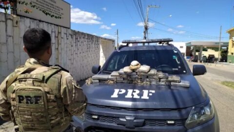 PRF prende homem e apreende adolescente com 18 kg de drogas, no Sertão