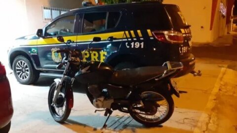 PRF prende motoqueiros alcoolizados e apreende moto roubada, no Vale do Piancó