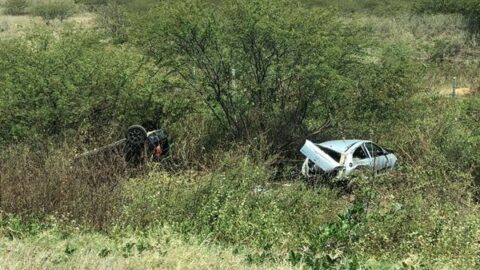 Dois carros se chocam em ultrapassagem irregular em Patos