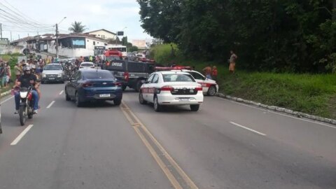 Pai, mãe e filha morrem após carro colidir violentamente contra moto que as vítimas estavam, na Paraíba