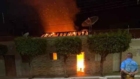 Mulher esquece vela acesa e casa pega fogo, no Vale do Piancó