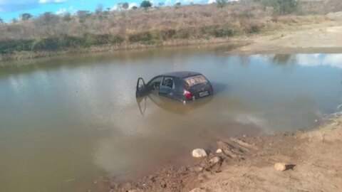 Carro cai dentro de açude e por pouco não causa tragédia, em Piancó