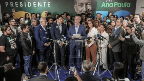 Terceiro nas pesquisas, Ciro Gomes faz pronunciamento e diz que mantém candidatura