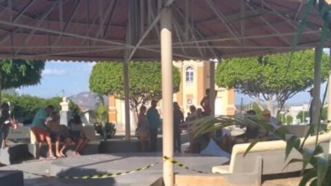 Homem morre em praça pública de São Mamede e corpo só é removido após 6h exposto