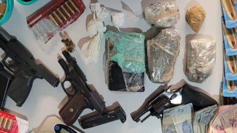 Operação policial apreende armas, munições, drogas e prende seis suspeitos de tráfico, no Sertão