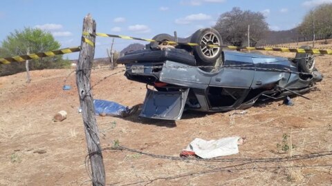 Casal morre e criança fica ferida após motorista capotar veículo, no Sertão