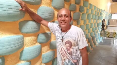 Autônomo constrói casa com pneus em Patos: ‘o bem que a gente faz pra natureza ela retribui’
