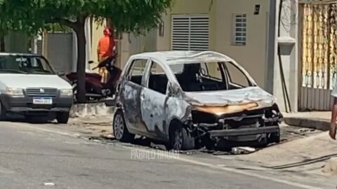 Veículo pega fogo em via pública, em Patos