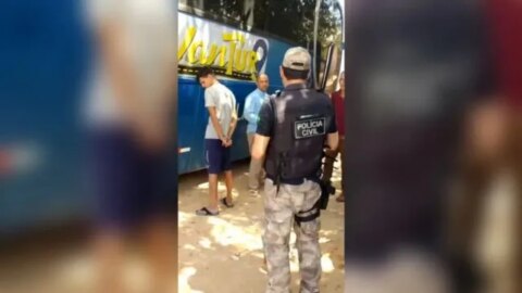 Acusado de matar homem a marretadas é preso em ônibus, em Teixeira