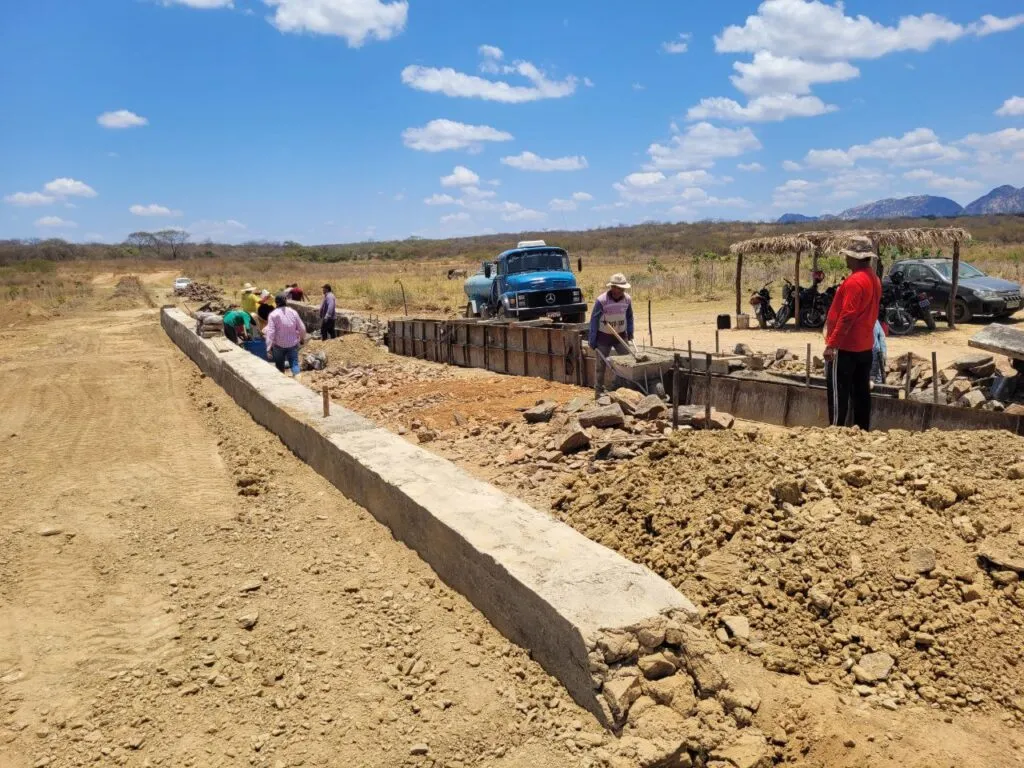 Prefeitura de Catingueira inicia construção de passagem molhada no Sítio Castelo