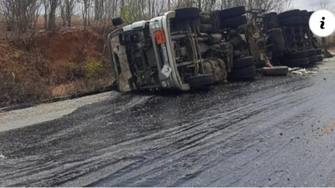 Caminhão carregado de óleo tomba em ladeira em rodovia no Vale do Piancó