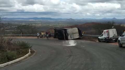Caminhão carregado com trigo e água mineral tomba na Serra do Teixeira