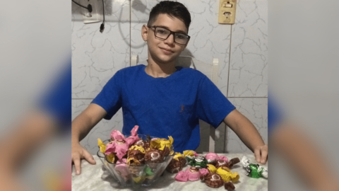 Menino vende doces para comprar computador e poder estudar, em Patos