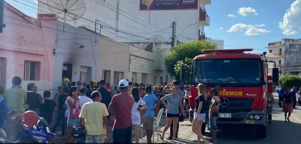 TRAGÉDIA: Idosa morre carbonizada após incêndio em residência na tarde desta segunda(30), em Patos