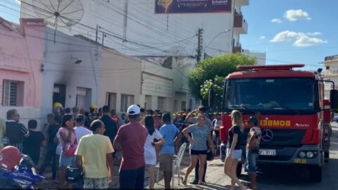 TRAGÉDIA: Idosa morre carbonizada após incêndio em residência na tarde desta segunda(30), em Patos