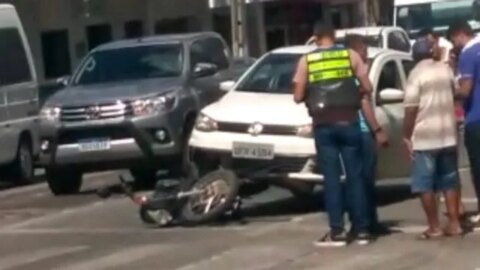 Carro atropela moto em semáforo no centro de Patos