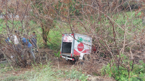 Carro de distribuidora de bebidas sofre acidente ao sobrar em curva na manhã desta terça-feira (10), próximo a Patos