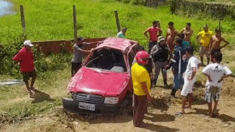 Motorista é arremessado para fora do veículo após colidir com caçamba e capotar, em Teixeira