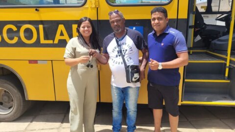 Prefeitura de Catingueira entrega novo ônibus escolar