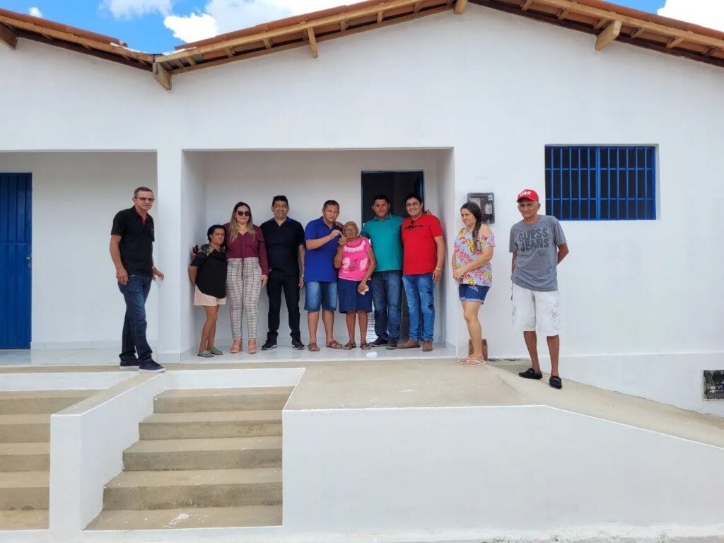 Prefeitura de Catingueira entrega 3 novas casas a moradores que sofriam com inundações