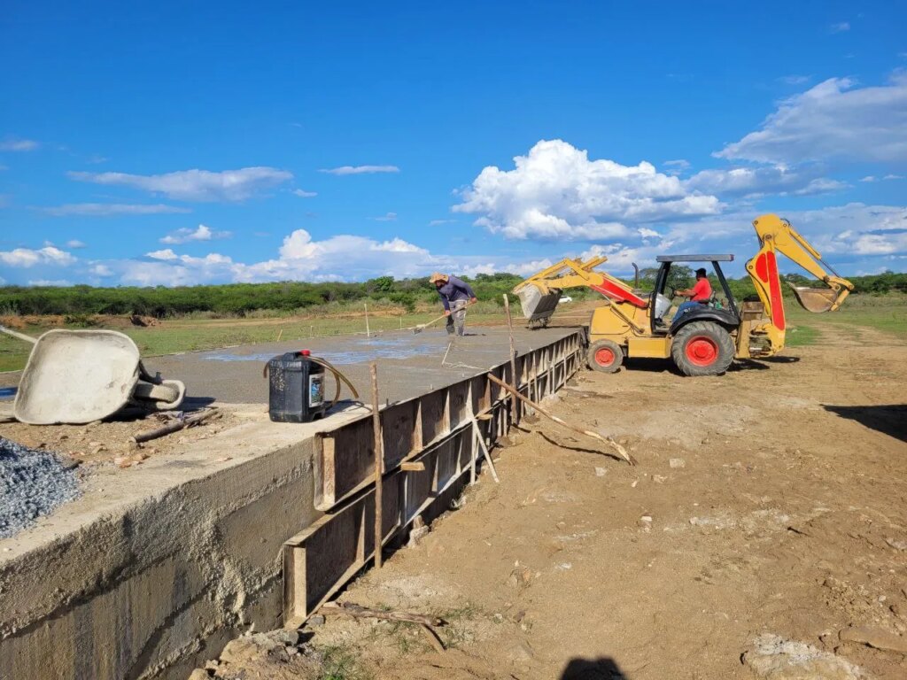EM CATINGUEIRA: Construção da passagem molhada no sítio Castelo segue em ritmo acelerado