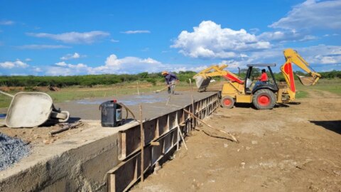 EM CATINGUEIRA: Construção da passagem molhada no sítio Castelo segue em ritmo acelerado