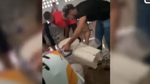 Chuva inunda escola e alunos retiram água das salas com rodos, no Vale do Piancó