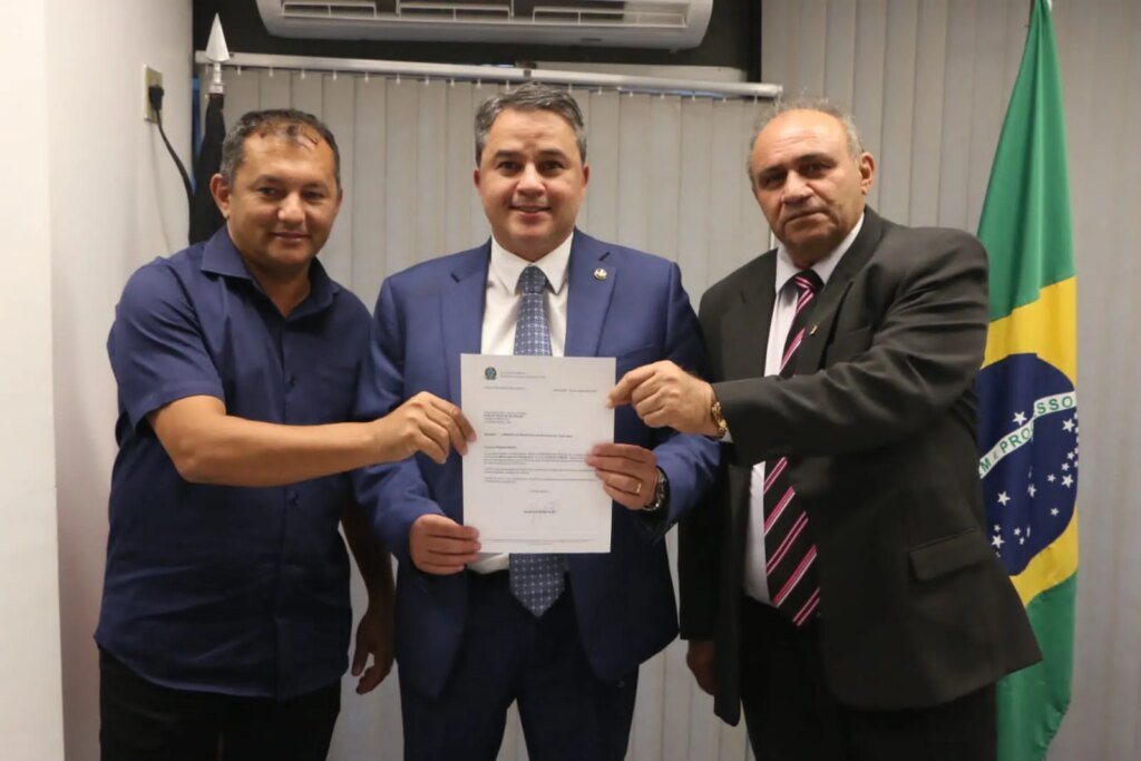 Em Brasília, Prefeito de Catingueira consegue Retroescavadeira para o município