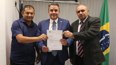 Em Brasília, Prefeito de Catingueira consegue Retroescavadeira para o município
