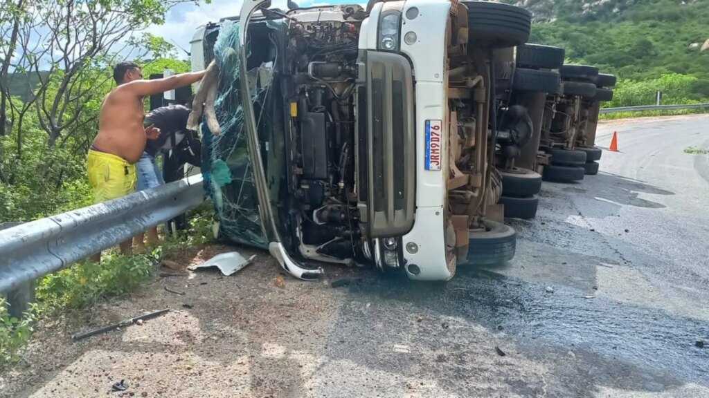 Acidente envolvendo carreta é registrado na Serra de Teixeira na manhã desta quarta-feira (22)