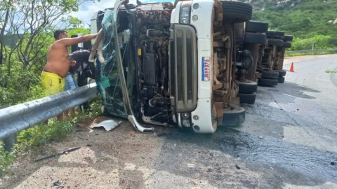 Acidente envolvendo carreta é registrado na Serra de Teixeira na manhã desta quarta-feira (22)