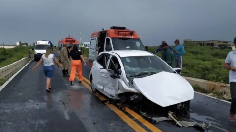 Grave acidente deixa ferido e interdita a BR-230, em Patos