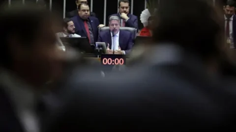 Câmara aprova requerimento de urgência da PL das Fake News