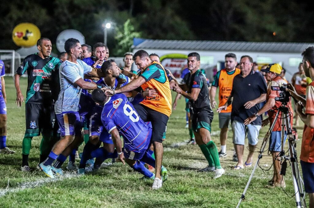 Polícia atira para conter briga de jogadores no Poeirão, em Itaporanga