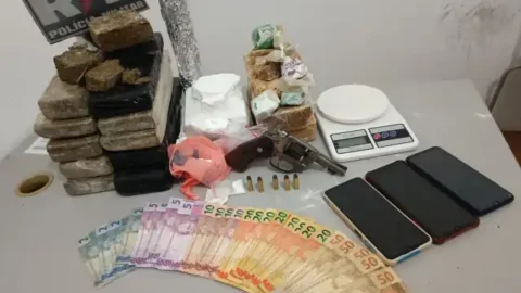 PM prende homens por tráfico de drogas e apreende arma de fogo, em Patos