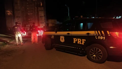 PRF apreende carga com mais de 400 mil cigarros ilegais em Patos