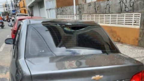 Carros estacionados são atingidos com pedras arremessadas por homem desconhecido no centro de Patos