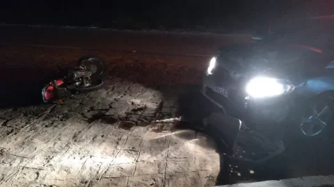 Homem fica gravemente ferido em acidente envolvendo carro e moto em Olho d’Água