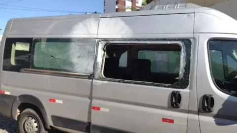 Van que realiza transporte de pacientes é atacada por explosivo e passageiros são atendidos pelo SAMU, em Patos